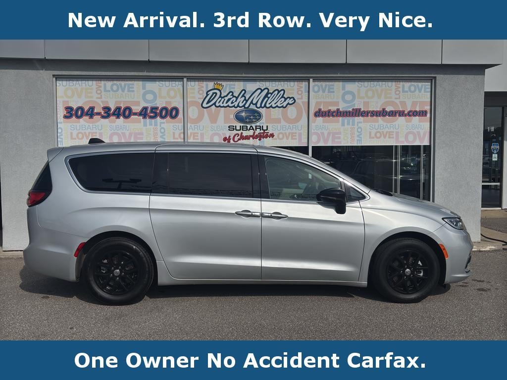 2024 Chrysler Pacifica Touring L's photo