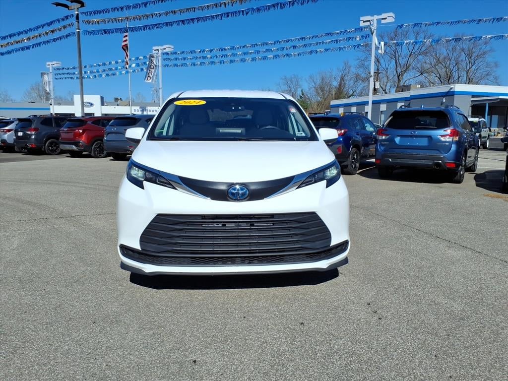 2024 Toyota Sienna LE
