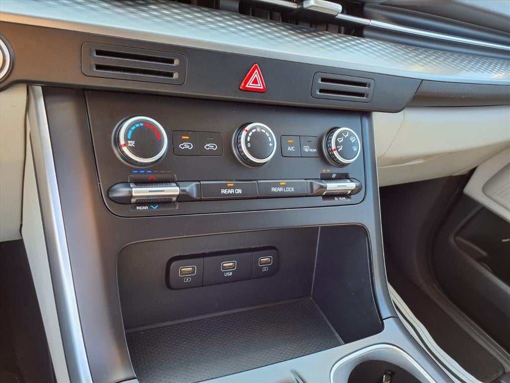 2024 Kia Carnival LX